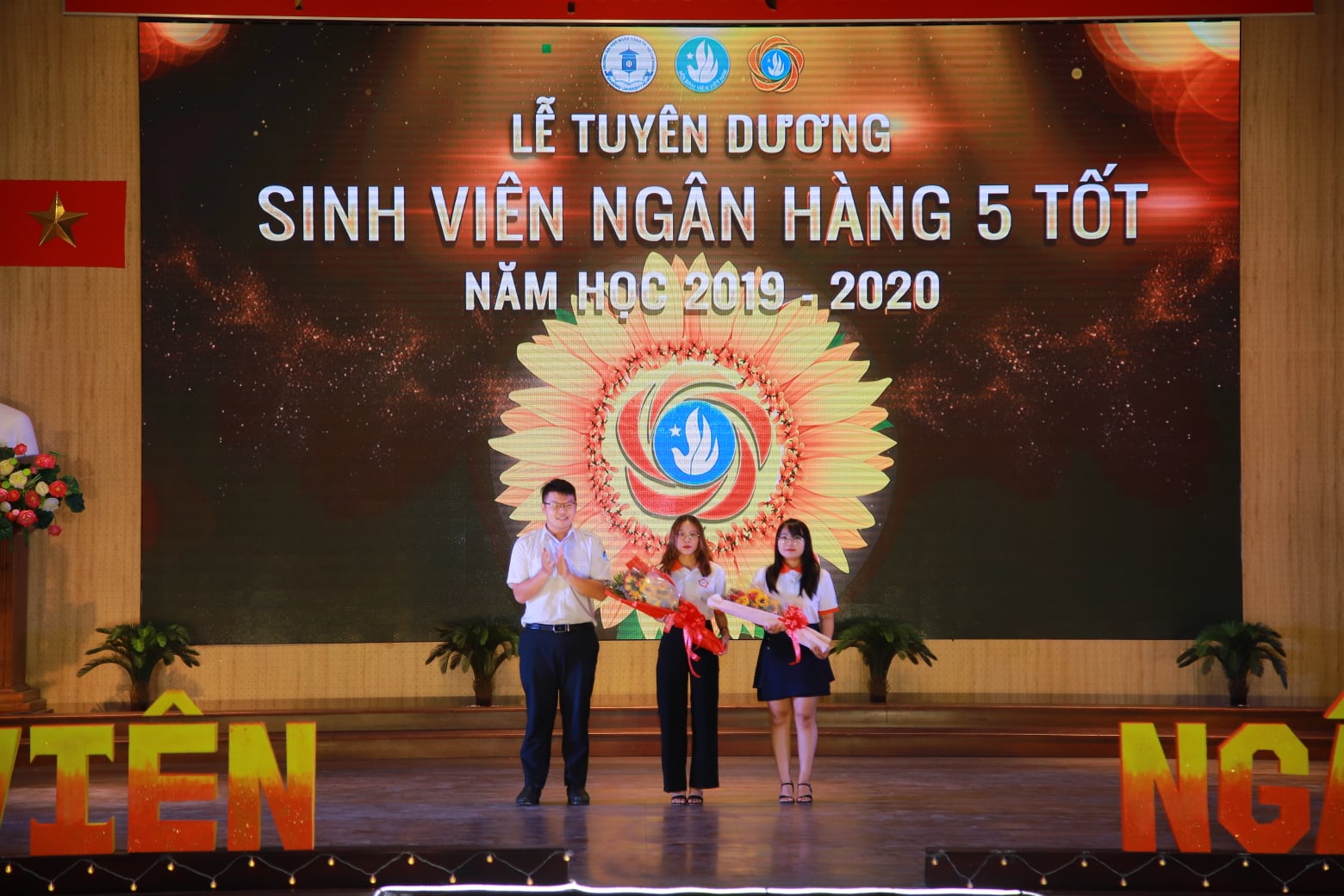 Sinh viên Trang Diệu Ái, Chi hội: HQ5 - GE12 và Phạm Thị Ngọc Lành, Chi hội: DH33AV01 - Sinh viên 5 tốt cấp Thành nhận hoa từ Ban tổ chức.