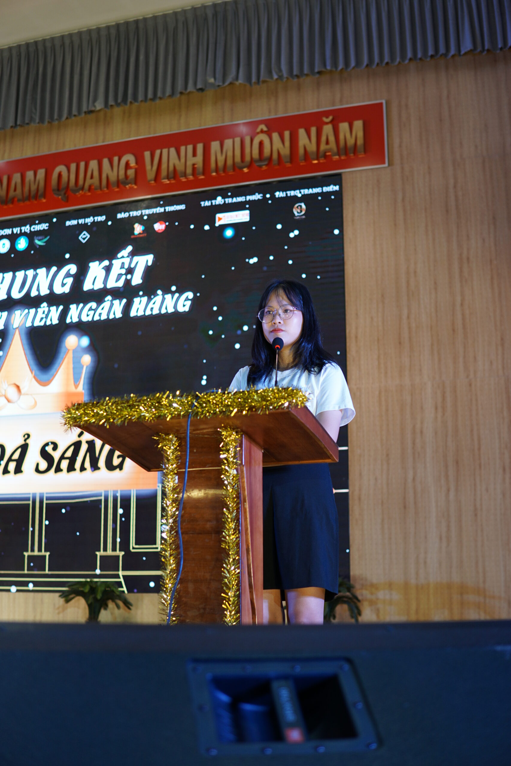 Chủ nhiệm Câu lạc bộ Nữ sinh Trần Mai Khoa phát biểu cảm ơn và khai mạc đêm chung kết